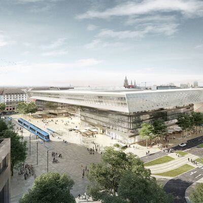 Der neue Hauptbahnhof München als Glas-Stahlkonstruktion aus Blickrichtung Elisenhof, vor dem Bahnhofsgebäude der neu gestaltete Bahnhofsplatz