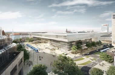 Der neue Hauptbahnhof München als Glas-Stahlkonstruktion aus Blickrichtung Elisenhof, vor dem Bahnhofsgebäude der neu gestaltete Bahnhofsplatz